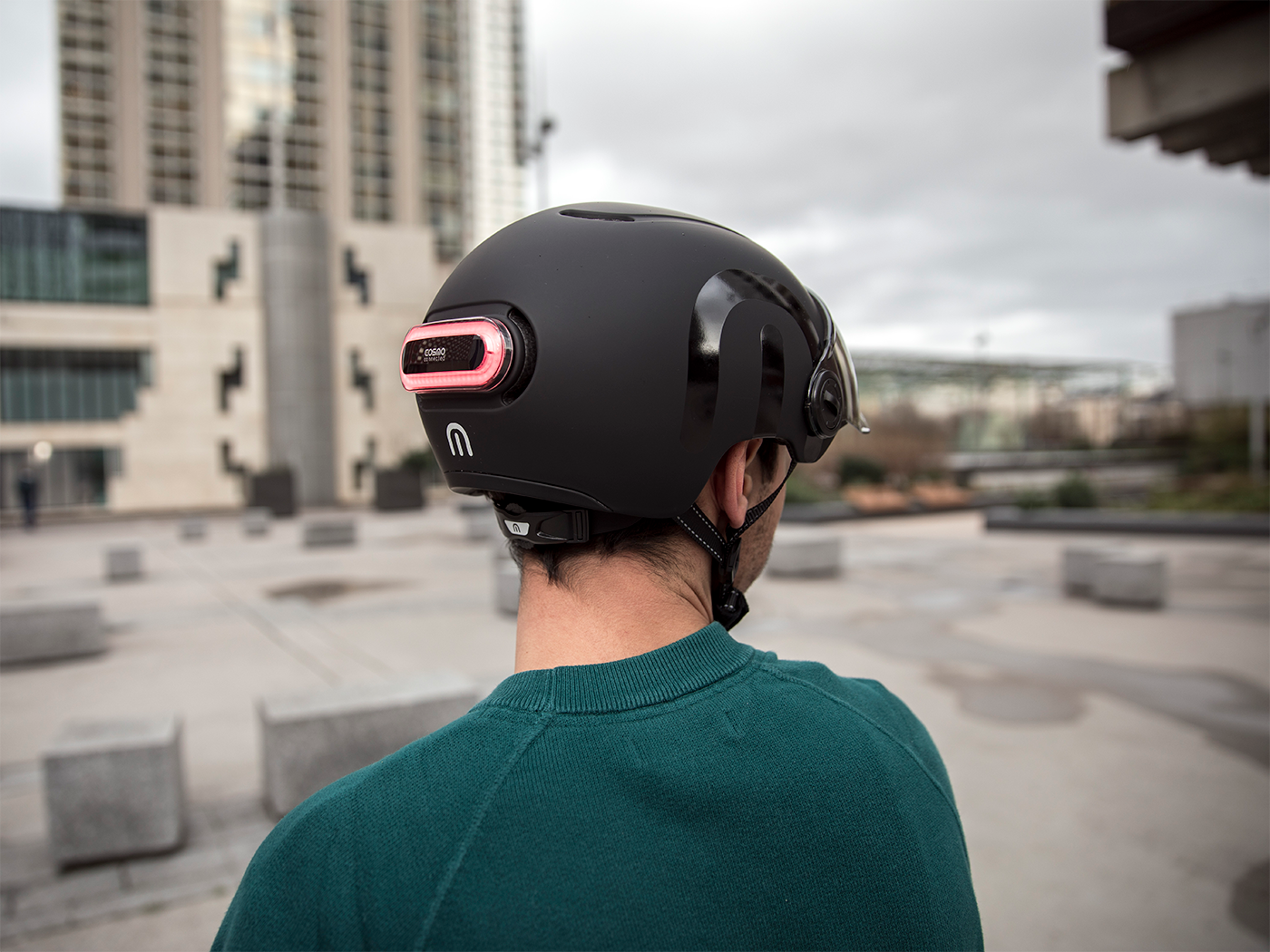 Casque de vélo noir Cosmo Connected : roulez stylé et protégé