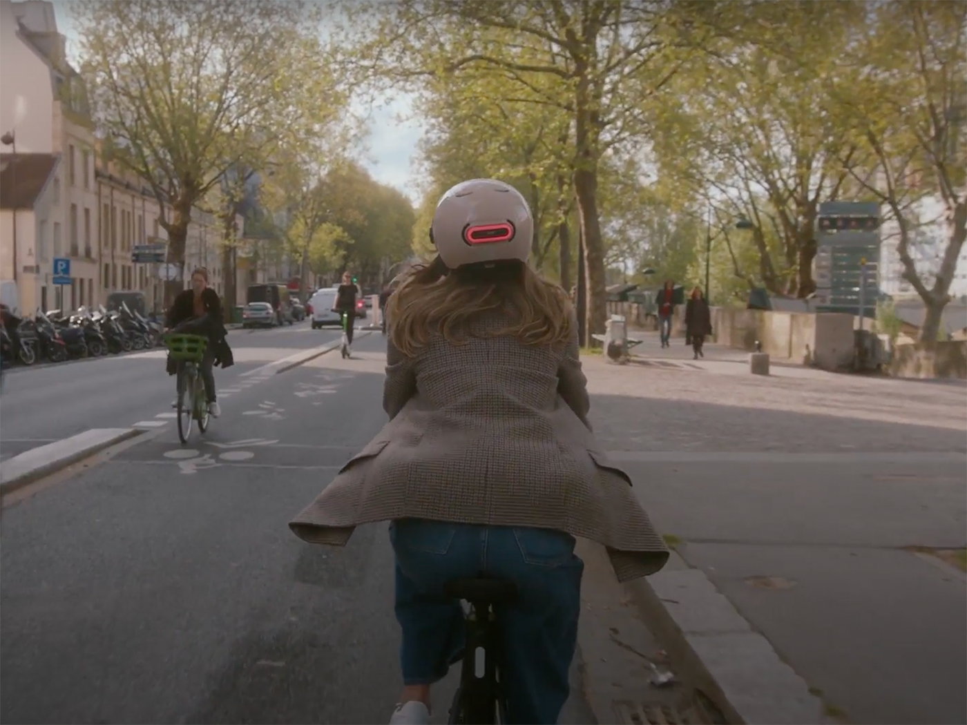 Casque vélo voyant : être visible par tous les temps