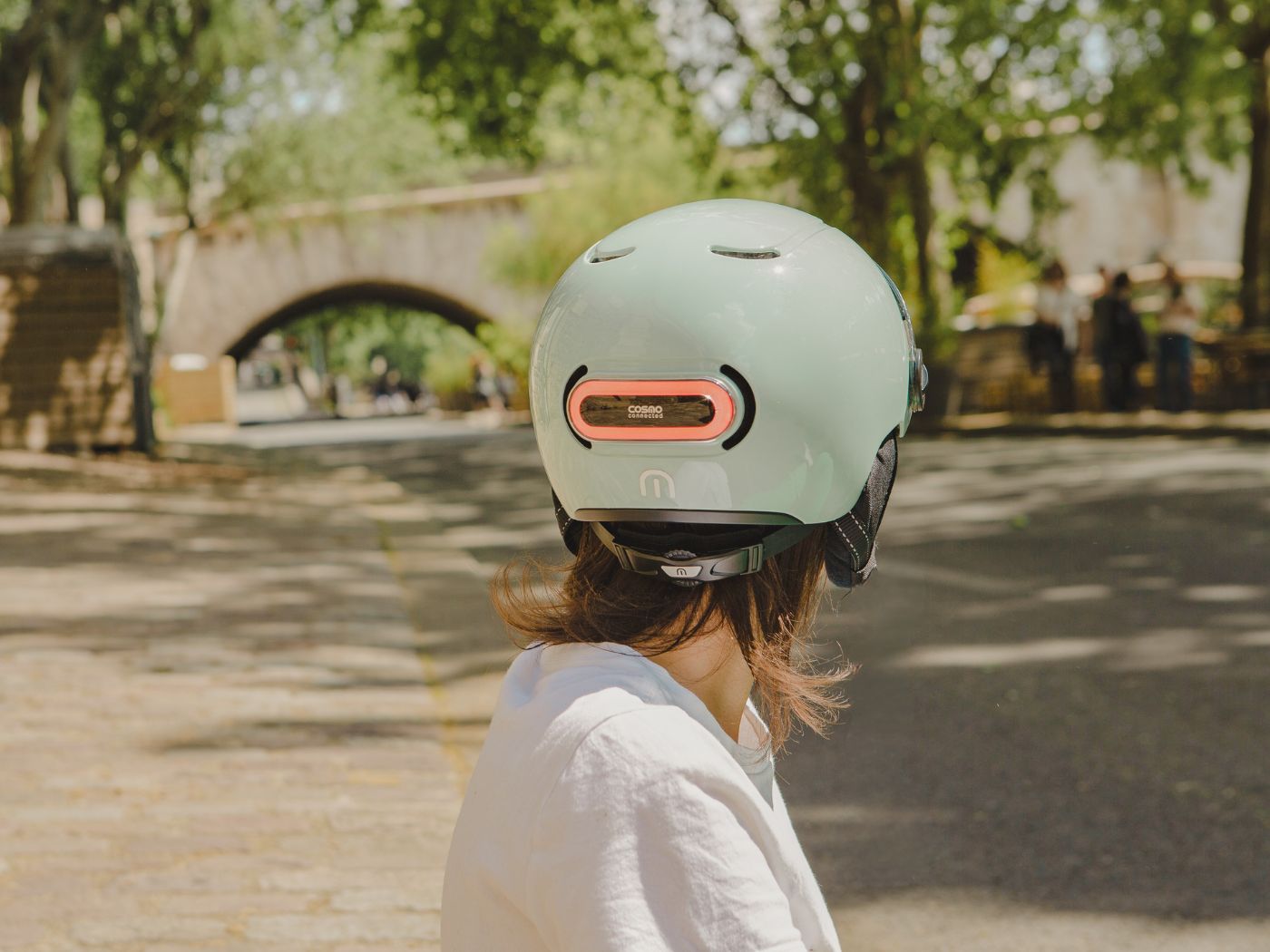 L’été à vélo : pourquoi un casque avec lumière change vraiment la donne